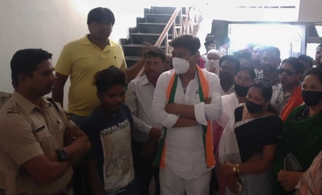 भाजपा चिकित्सा  संयोजक डॉ.  विमल चोपडा के नेतृत्व मे भापजा के कार्यकर्ताओं ने  मुख्य चिकित्सा अधिकारी कार्यालय का किया घेराव