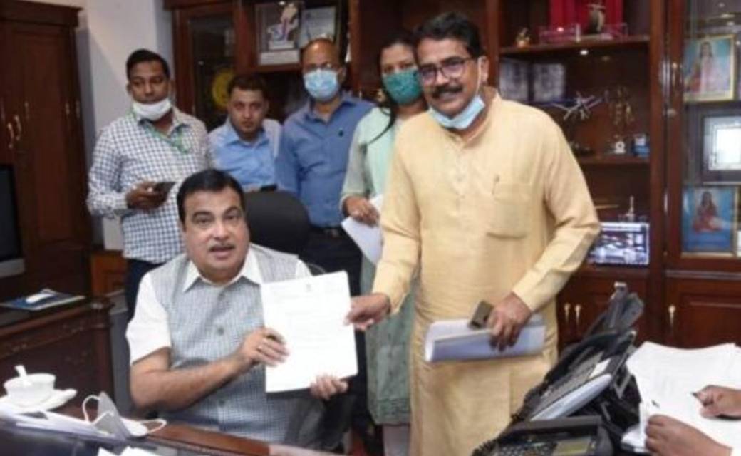 सांसद चुन्नी लाल साहू ने केंद्रीय सड़क एंव परिवहन मंत्री गडकरी से की मुलाकात, सड़क निर्माण कार्य अतिशीघ्र प्रारम्भ करने का किया आग्रह