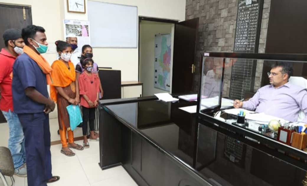 बिन माँ - बाप की बेटी सरोई को आजीविका चलाने मिलेगा पसरा और लोन....कलेक्टर या फरिश्ता?