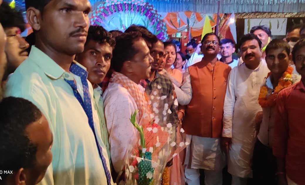 बागबाहरा : कांग्रेस की नीति से प्रभावित होकर, 54 युवाओं ने थामा कांग्रेस का दामन