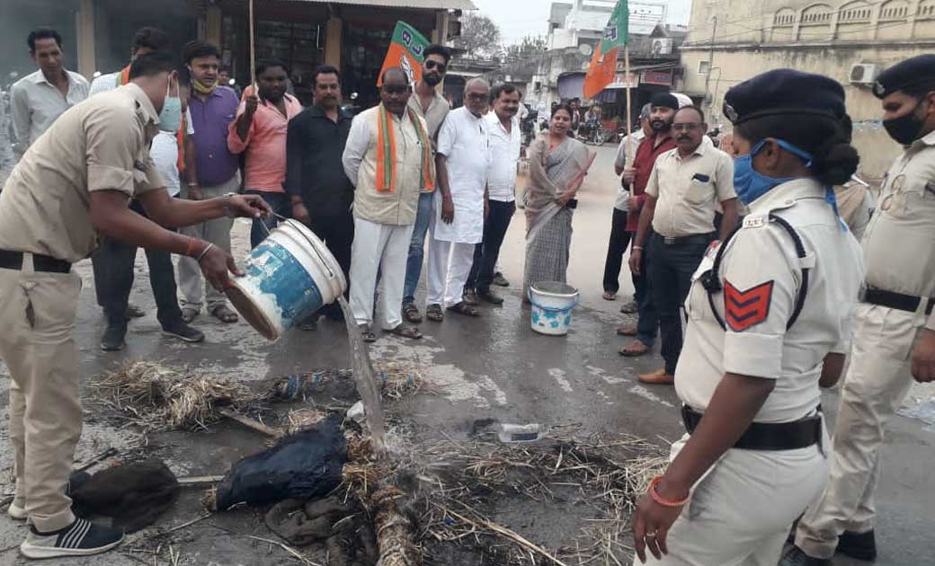 भाजपा मंडल बसना ने मुख्यमंत्री का पुतला फूंका - CG Sandesh