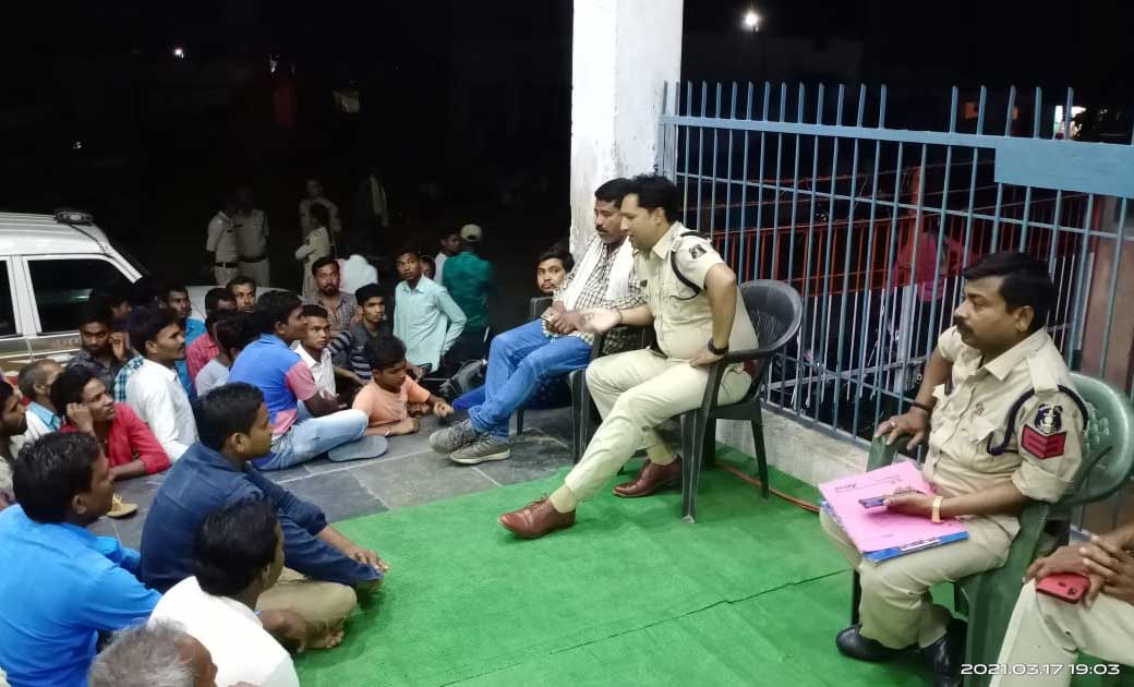 महासमुंद : पुलिस गांव-गांव पहुंच कर  लोगों को कर रही  जागरुक