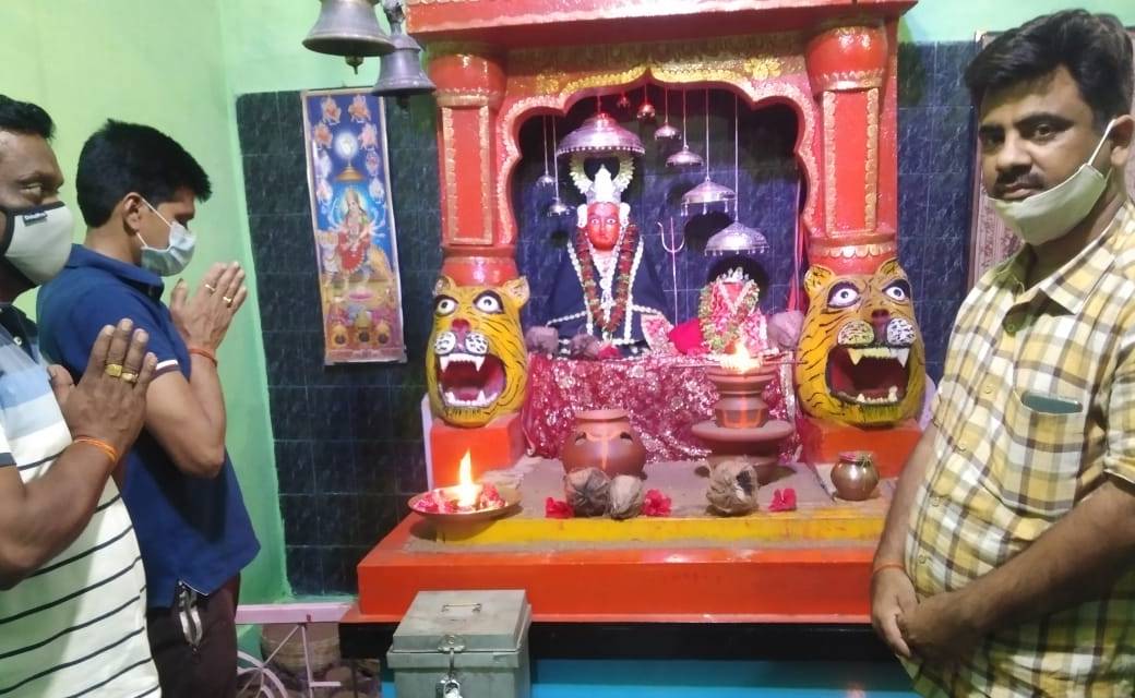 पिथौरा : नगर अध्यक्ष आत्माराम यादव ने नगर वासियों की सुख समृद्धि के लिए माता की दरबार मे की मंगलकामना