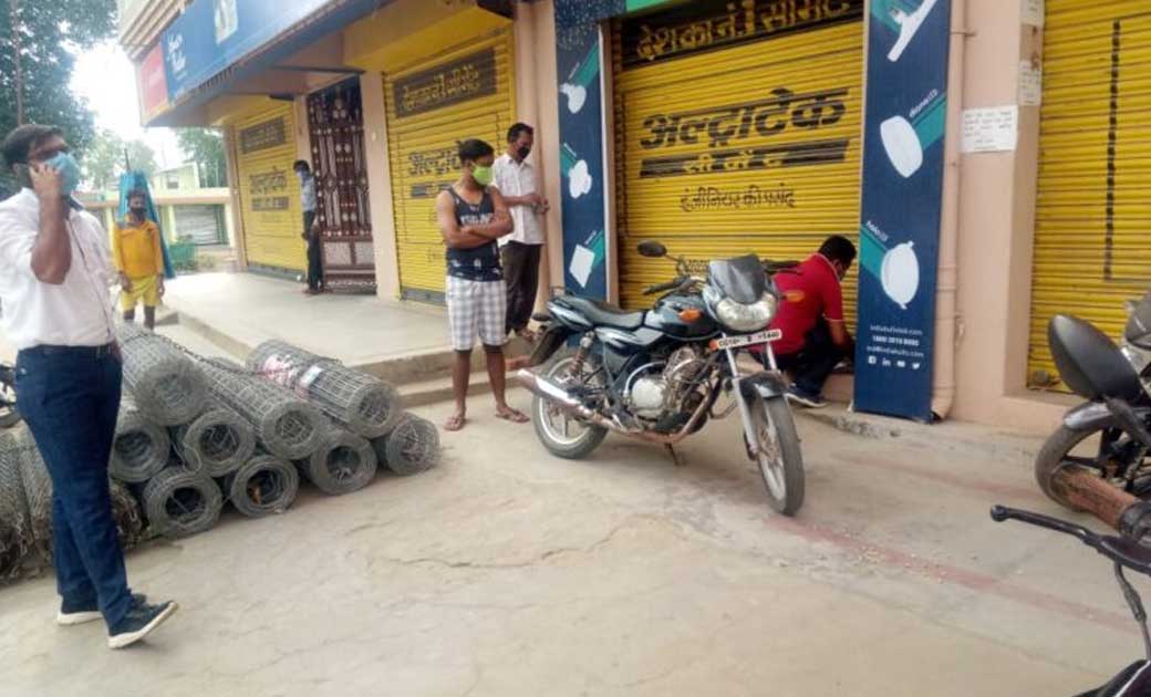 जशपुर : लॉकडाउन का उलंघन कर दूकान खोलने वालों पर हुई कार्यवाही.