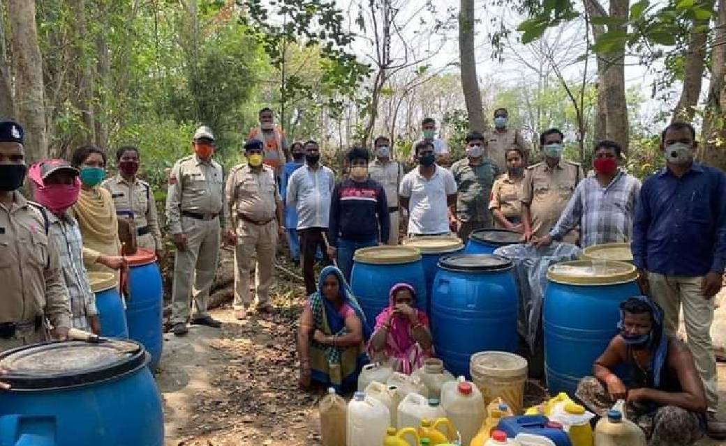 महुआ शराब पर महासमुंद पुलिस की अब तक की अबतक कि सबसे बड़ी कार्यवाही, 730 लीटर महुआ शराब जप्त कर  महुआ लहान को मौके पर  नष्ट किया गया