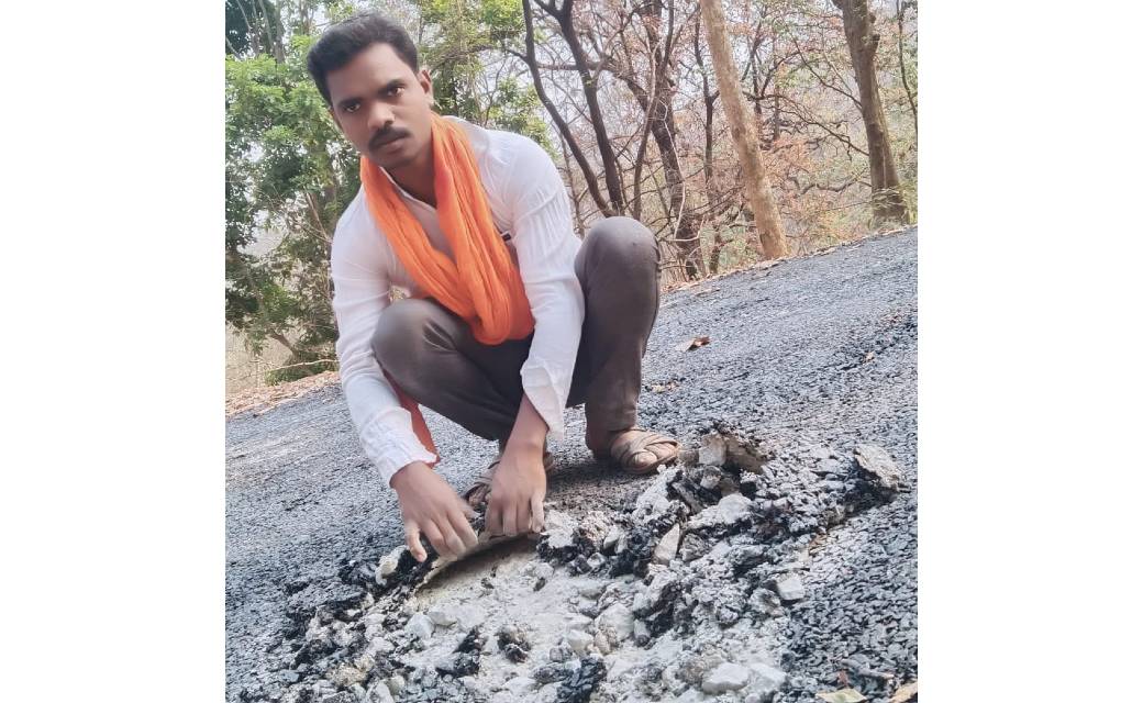सड़कें इतनी कमजोर  कि आसानी से उखड़ रही  डामर.....छत्तीसगढ़ में ठेकेदार कर रहे हैं गुणवत्ताहीन  सड़क का निर्माण