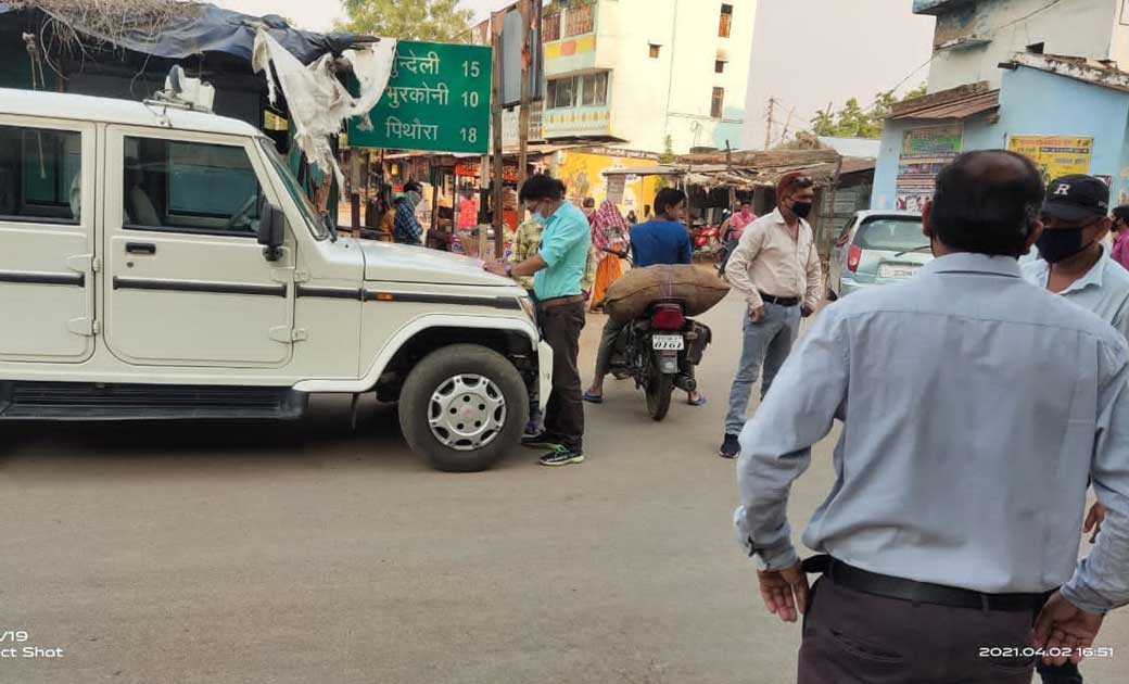 बागबाहरा : एस डी एम जायसवाल का ताबड़तोड़ एक्शन ,बीना मास्क धारी दुकान दारों सहित यात्रियों पर चलानी कार्रवाई