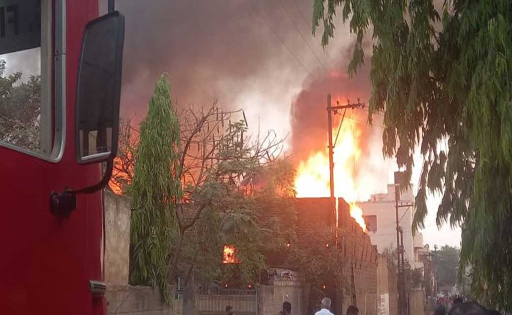  टिम्बर फैक्ट्री में आग, लाखों का सामान खाक