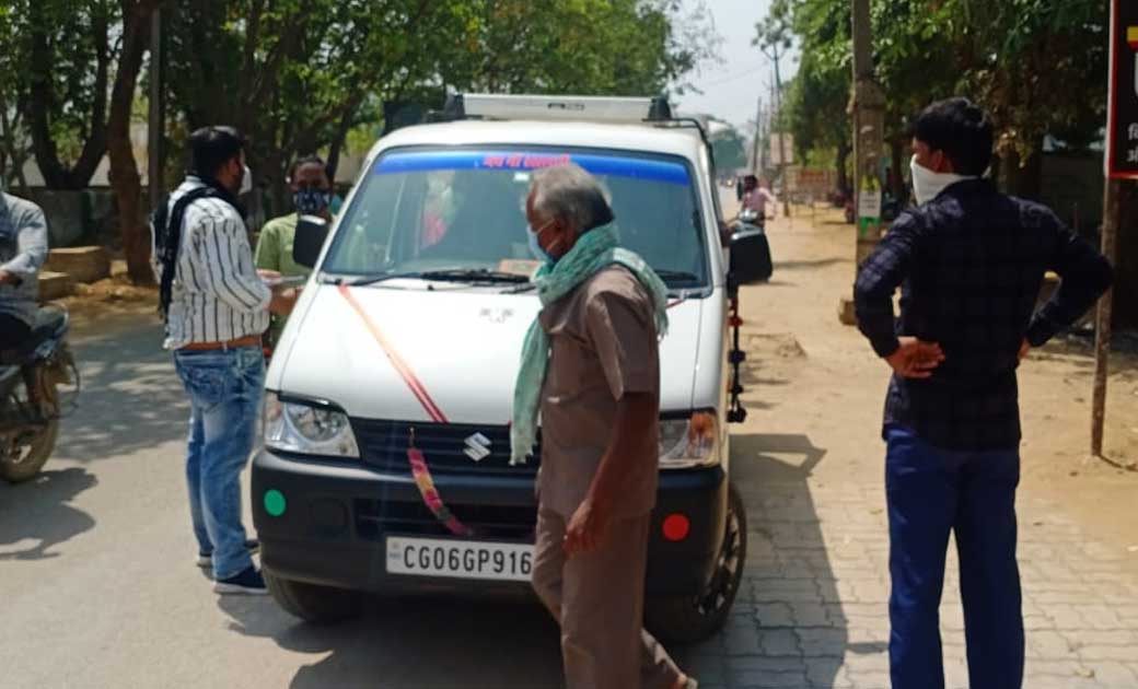 पिथौरा: कोरोना के बढ़ते संक्रमण से प्रशासन गम्भीर, बिना मास्क के लोगो पर लगातार कार्रवाई जारी.