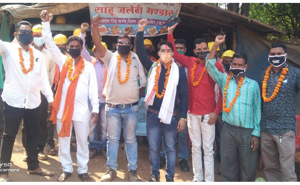 डोंगरी माइंस एवं मनीष इंजीनियरिंग टेक्नो प्लास्ट माइनिंग मिनरल कारपोरेशन के मजदूरों एवं कर्मचारियों ने युवा शिवसेना जिला अध्यक्ष खेमलाल से की सौजन्य मुलाकात