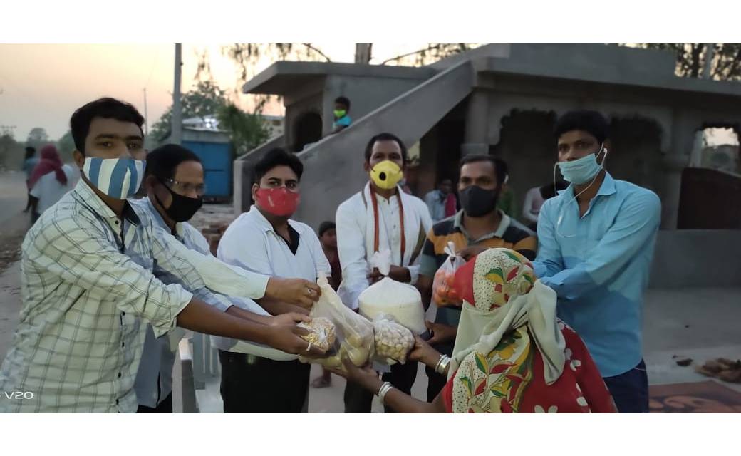 पिथौरा : हनुमान जन्मोत्सव के उपलक्ष्य में , गरीब परिवार को किया सूखा राशन वितरण 