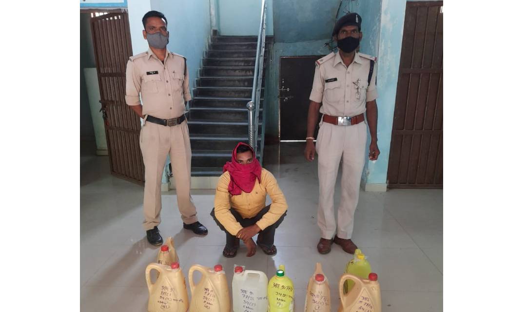 महासमुन्द् पुलिस थाना बागबाहरा की कार्यवाही   40 लीटर हाथ भट्ठी महुआ शराब के साथ एक व्यक्ति   गिरफ्तार...  