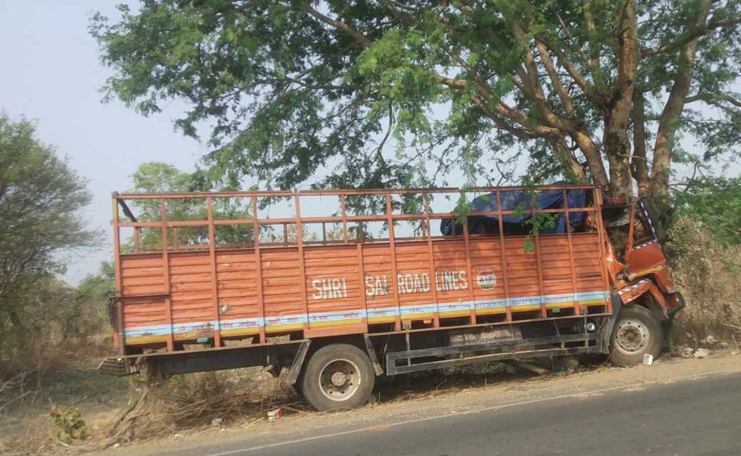 खरियार रोड : ट्रक चालक के लापरवाही से बड़ा हादसा - CG Sandesh
