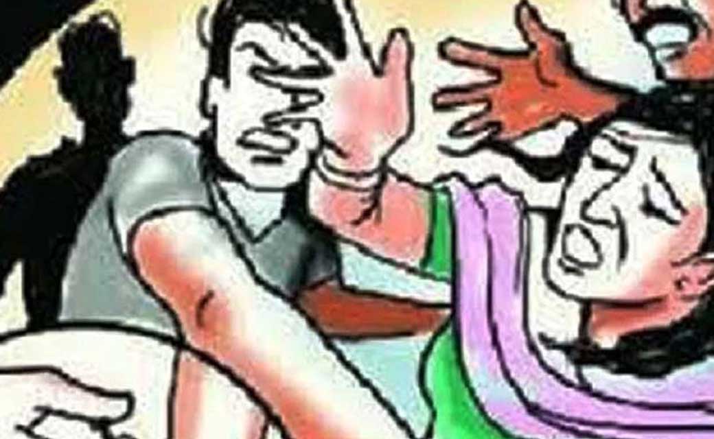 पिथौरा : माँ बेटी से की मारपीट,  मामला दर्ज. - CG Sandesh