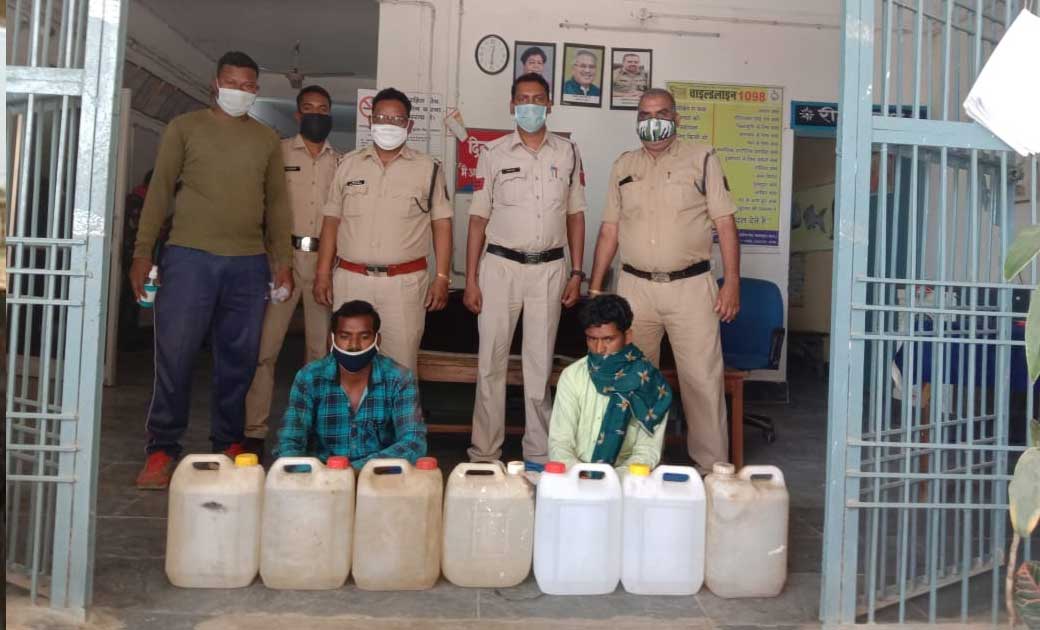 पिथौरा : डुमरपाली से 70 लीटर कच्ची महुआ शराब जप्त, दो गिरफ्त... - CG Sandesh
