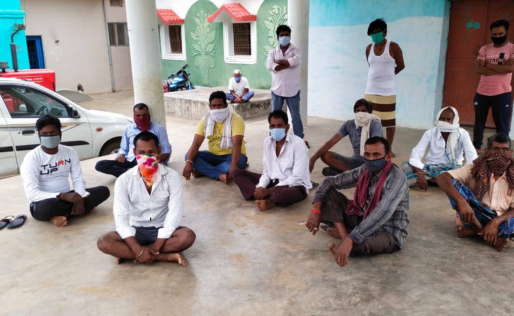 बागबाहरा :ग्राम बाघामुड़ा के ग्रामीणों ने लाकडाउन का किया समर्थन