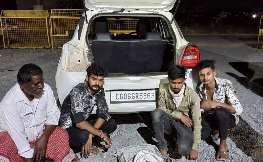 कार से अवैध शराब का परिवहन करते 4 पकड़ाये 
