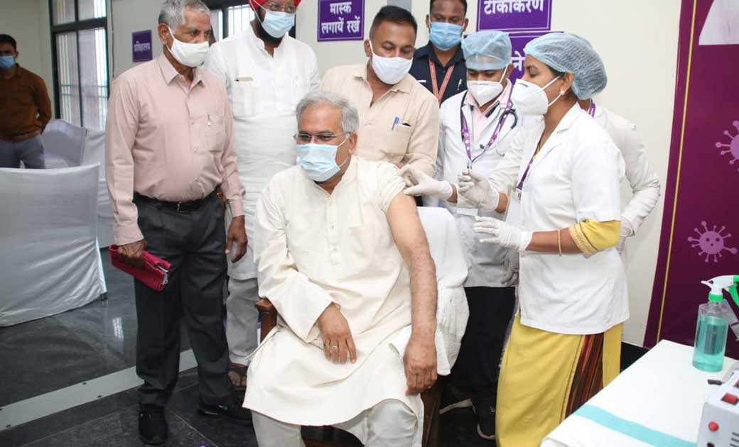  मुख्यमंत्री बघेल ने लगवाया  कोरना वैक्सीन का पहला टीका