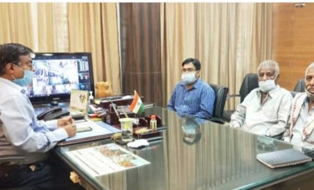 जशपुर कलेक्टर महादेव कावरे ने पेंशन प्राप्त करने वाले वरिष्ठ नागरिकों का टीकाकरण करवाने कहा