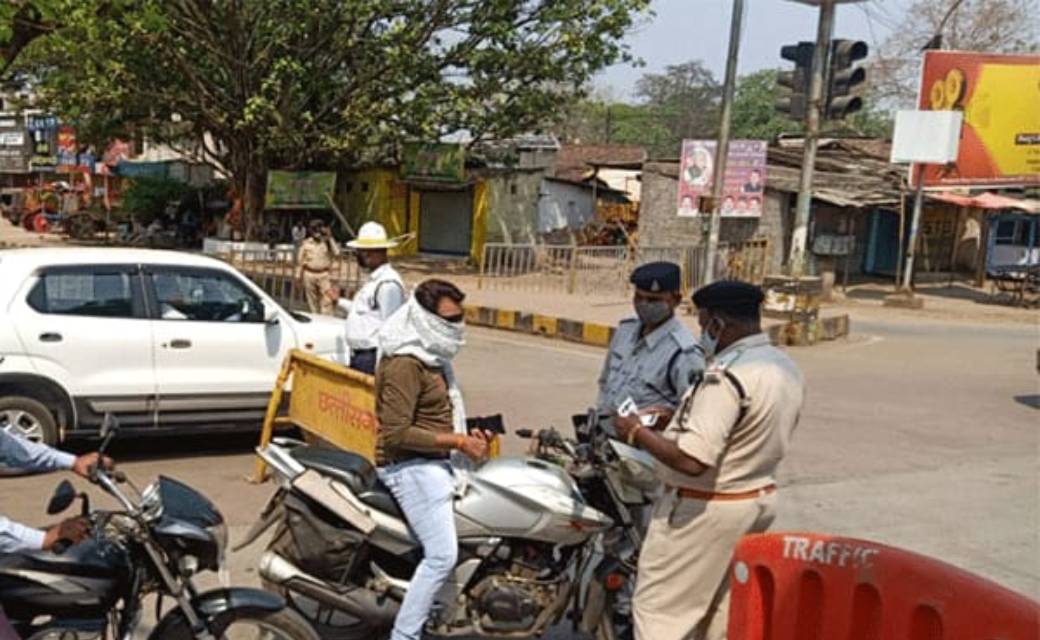 दुर्ग में आज लॉकडाउन का पहला दिन, चौक-चौराहों पर पुलिस का सख्त पहरा