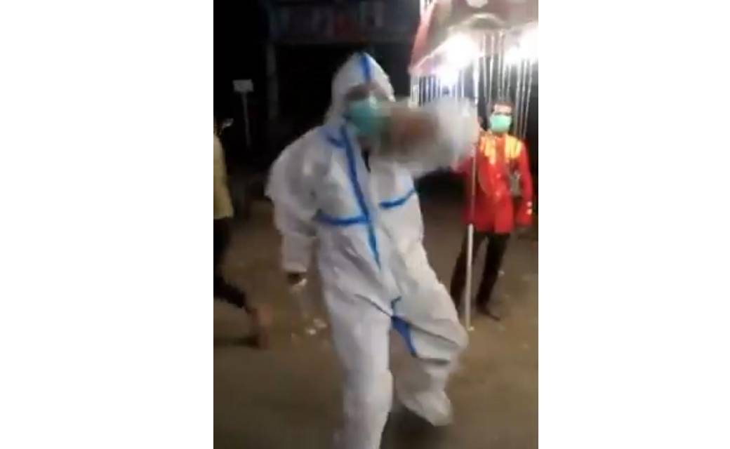 video को देखने के बाद आप कहेंगे- PPE किट में आ धमका एक शख्स,... - CG Sandesh