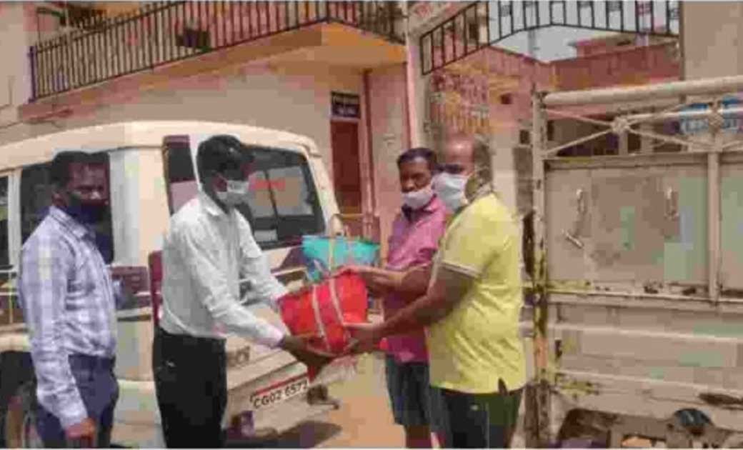 जैन समाज जशपुर के सदस्यों द्वारा  100 नग राशन पैकेट विभाग  को दिया गया