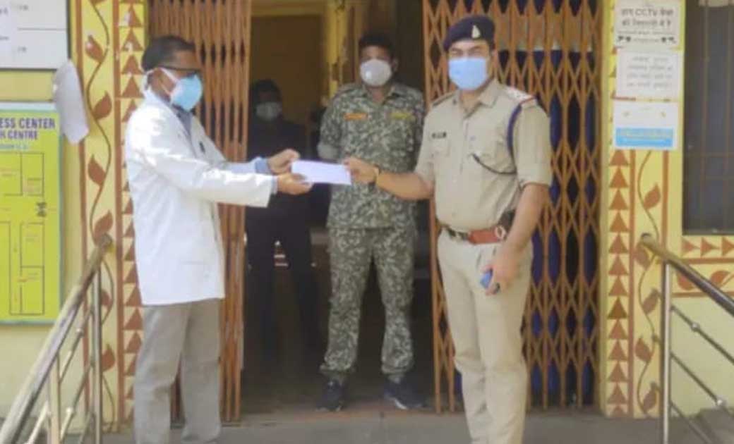छाल पुलिस ने दिखाई मानवता..ऑक्सीजन सिलेंडर रिफ्यूलिंग में दि... - CG Sandesh