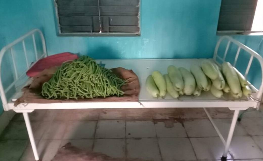 उपस्वास्थ्य केंद्र के प्रसव कक्ष में सब्जियों का ढेर...स्वास्थ्य विभाग की बड़ी लापरवाही