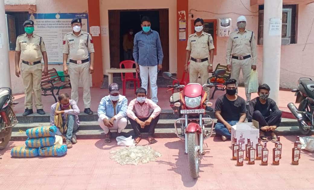 10 किलो ग्राम अवैध मादक पदार्थ गांजा के साथ एक व उड़ीसा राज्य निर्मित अंग्रेजी शराब एवं महुआ शराब के साथ चार आरोपी गिरफ्तार 