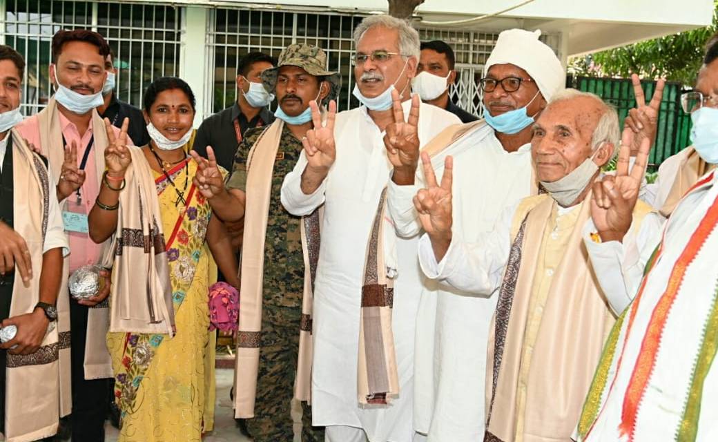मुख्यमंत्री ने नक्सलियों के कब्जे से कोबरा बटालियन के जवान को रिहा कराने वाली मध्यस्थ टीम के सदस्यों का किया अभिनंदन