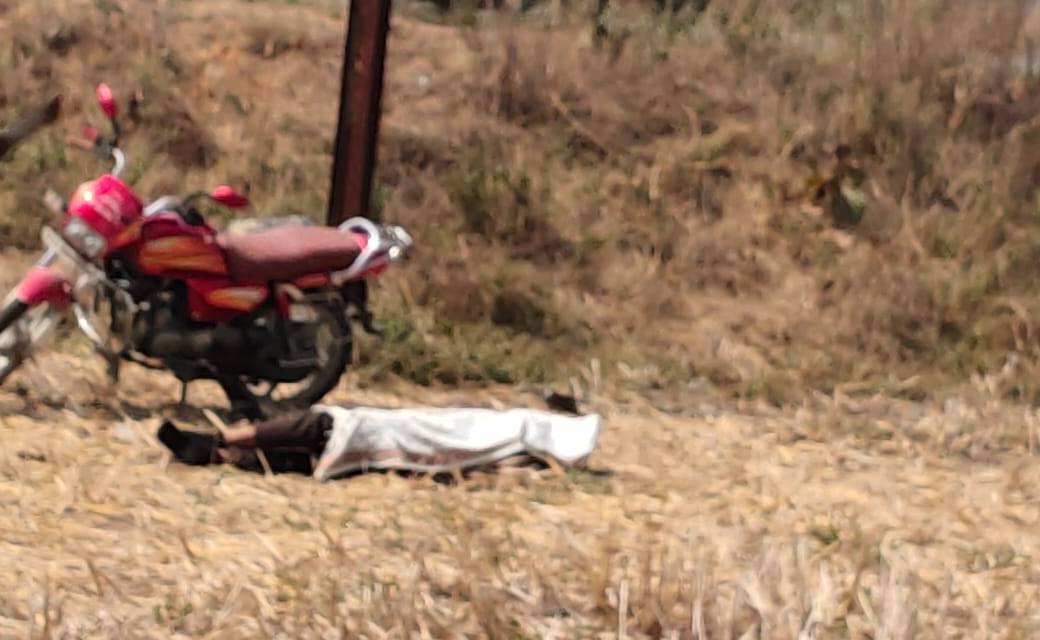 बागबाहरा: ब्रेकिंग ग्राम नर्रा के पास बाइक चालक अनियन्त्रित होकर गिरने से मौके पर मौत