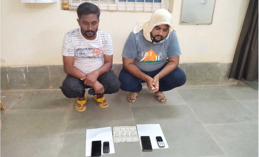 हाईटेक तरीके से आनलाईन वेबसाईट में भाव देख कर मोबाइल से  खेला जा रहा था सट्टा, आरोपियों से लाखो रूपये का सट्टा-पट्टी व 4 नग मोबाइल, एवं नगदी रकम भी जप्त