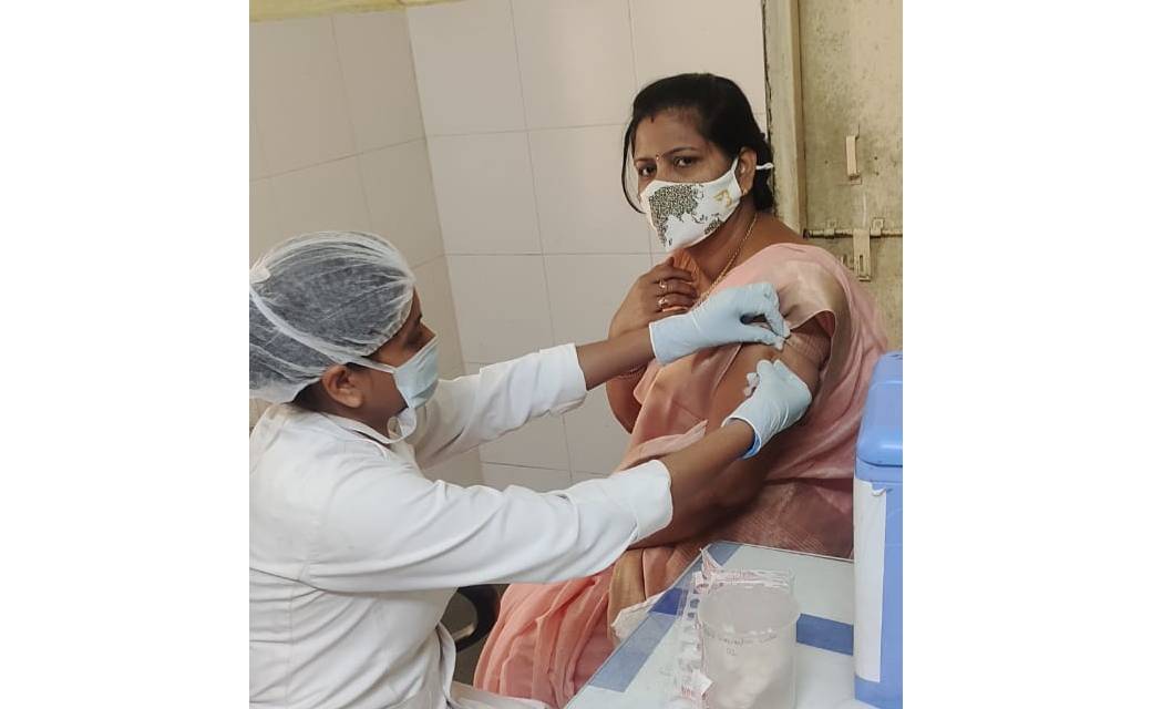 महासमुन्द : जिलाध्यक्ष डॉ रश्मि चन्द्राकर ने लगवाई कोरोना वैक्सीन की दूसरी डोज,वैक्सीन पूर्णतः सुरक्षित टीका लगवाने आम जनता से की अपील