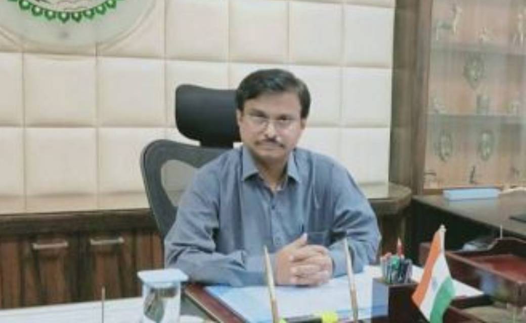 कलेक्टर महादेव कावरे ने आज कलेक्ट्रेट परिसर में संचालित जिला स्तरीय कोविड -19 कंट्रोल रूम का  किया आकस्मिक निरीक्षण