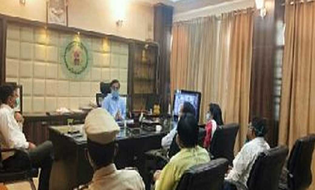 कलेक्टर ने कोरोना संक्रमण व भीड़-भाड़ को नियंत्रित करने के लिए परिवाहन विभाग, पुलिस विभाग एवं नगरीय निकाय के अधिकारियो की बैठक ली।