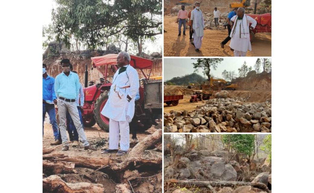 बिना किसी विभागीय अनुमति चट्टानों को तोड़ निकाला जा रहा पत्थर,  करोड़ो रुपये के प्रोजेक्ट मे बलि देती पर्यावरण