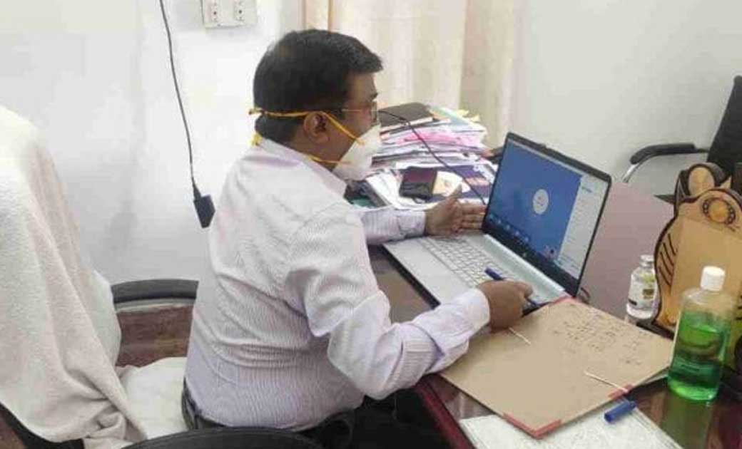 कलेक्टर महादेव कावरे ने मोबाइल एप्लीकेशन के माध्यम से स्वास्थ्य विभाग के अधिकारियों की समीक्षा बैठक ली
