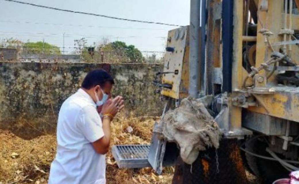 महासमुन्द :संसदीय सचिव विनोद सेवन लाल चन्द्राकर के सार्थक पहल से जिला अस्पताल में बोर खनन