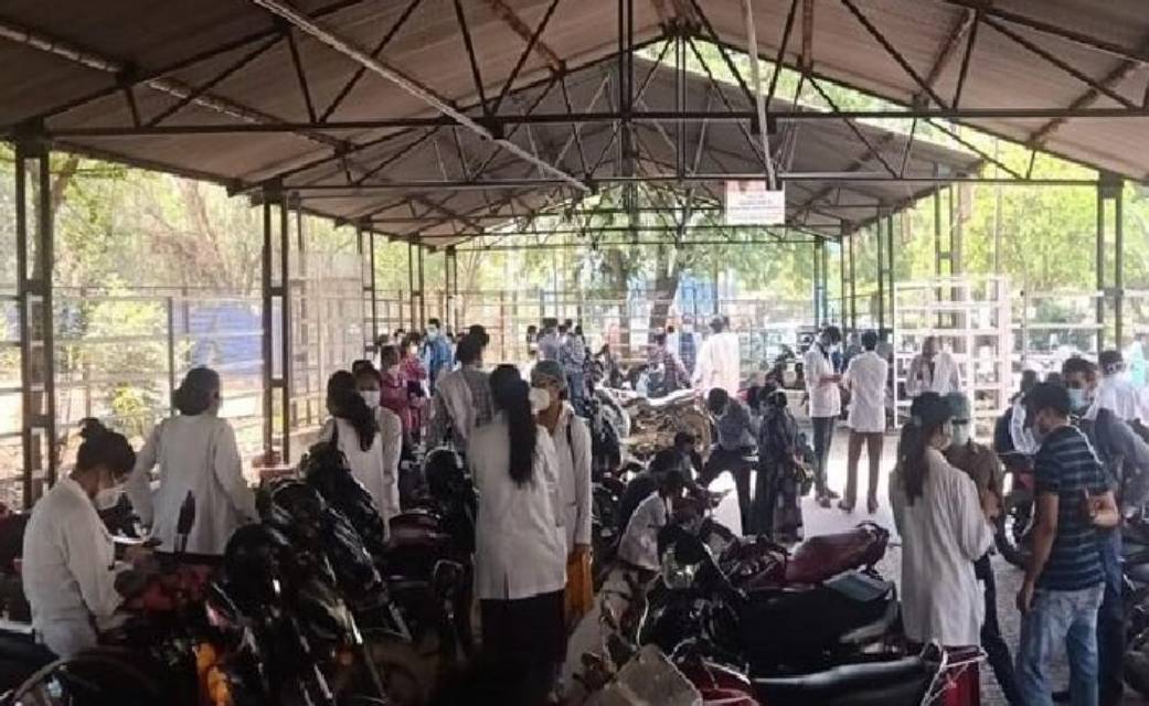 गुणवत्ताहीन पीपीई किट मिलने से नाराज़ जूनियर डॉक्टरों की हड़ताल... 15 अप्रेल तक मांग नही हुई पूरी तो आपातकालीन सेवाएं भी नही देंगे