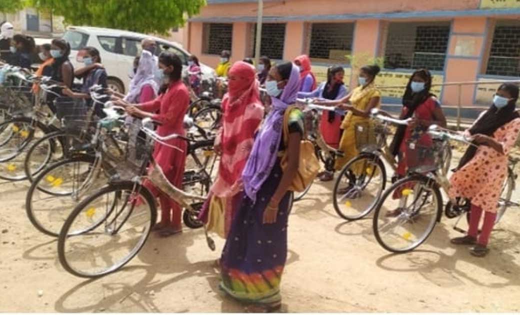 जशपुर  : खारढोरी में 23 बालिकाओं को साइकिल वितरण किया गया.