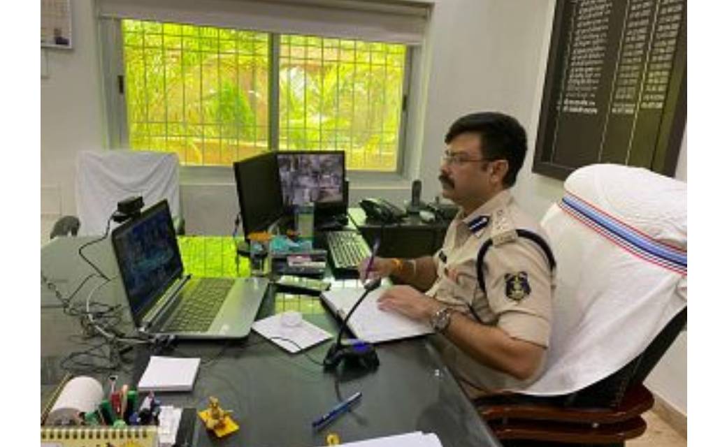 वर्चुअल क्राईम मीटिंग आयोजित कर विडियों क्राफ्रेंसिंग के माध्यम से  अपराध एवं शिकायतों पर त्वरित कार्यवाही करते हुए शीघ्र निराकरण हेतु दिये गये  सख्त निर्देश