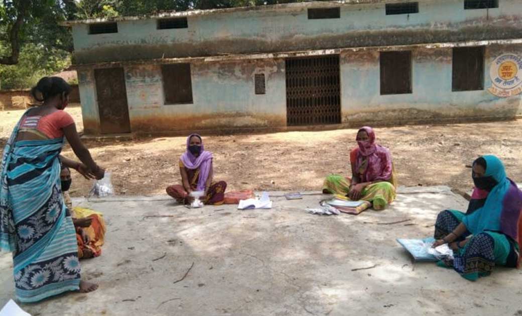 जशपुर : फरसाबहार विकासखंड के उपरघींचा में कोरोना दवाई किट का वितरण