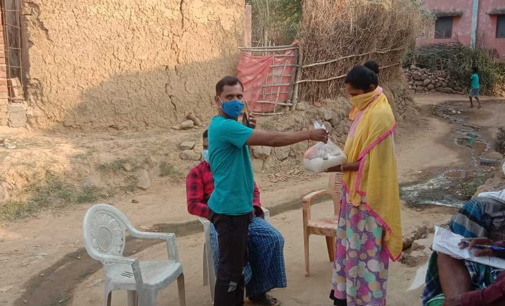 सरायपाली : ग्राम पंचायत मुंधा के सरपंच द्वारा जरूरतमंदों को राशन का वितरण.