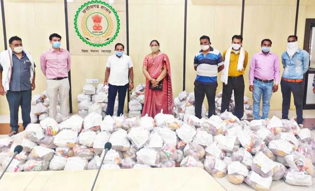 जशपुर : टीकाकरण के बारें में गलत धारणा बना चुके ग्रामीणों को कोविड-19 टीकाकरण के लाभ एवं हानि के बारे में विस्तृत रूप से समझाया गया.