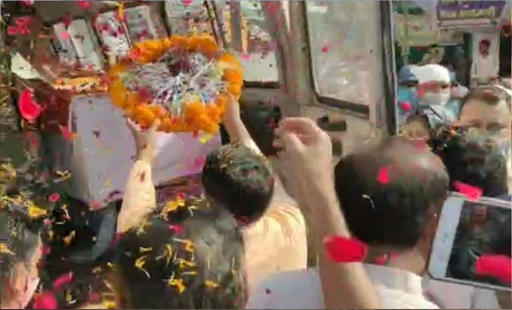 बीजापुर नक्सली हमले में  शहीद जवान की श्रद्धासुमन  अर्पित करने पहुंचे सांसद चुन्नीलाल