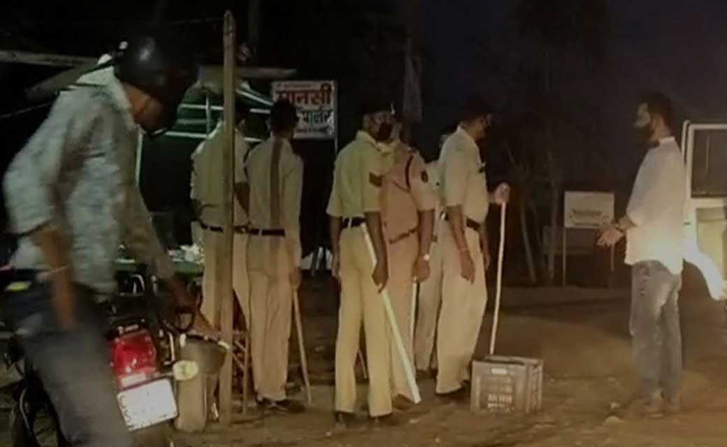 सरायपाली : पुलिस प्रशासन ने शाम 6 बजे के बाद दुकान का संचालन करने वालों पर शुरू की कार्रवाई. 