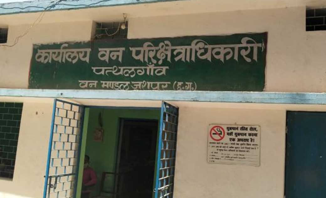 मौत के बाद भी परेशानी, काष्ठागार  में अंतिम संस्कार के लिए लकड़ी  नहीं.