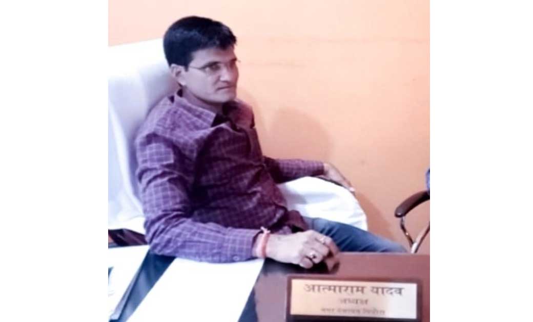 पिथौरा : नगर अध्यक्ष आत्माराम यादव की सार्थक पहल, कोरोना संक्रमित मरीजो के लिए 2 नग ऑक्सीजन सिलेंडर का किया दान