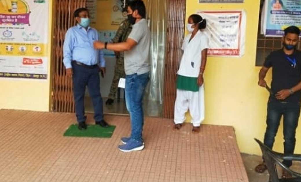 जशपुर : कलेक्टर ने प्राथमिक स्वास्थ्य केन्द्र का आकस्मिक निरीक्षण कर टीकाकरण एवं स्वास्थ्य सुविधाओं की जानकारी ली
