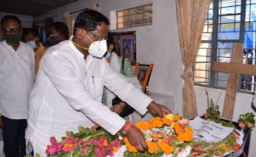 विधायक ससंदीय सचिव यूडी  मिंज  के माता श्री को अर्पित किये श्रद्धांजलि....पहुंचे प्रभारी मंत्री व अधिकारी गण